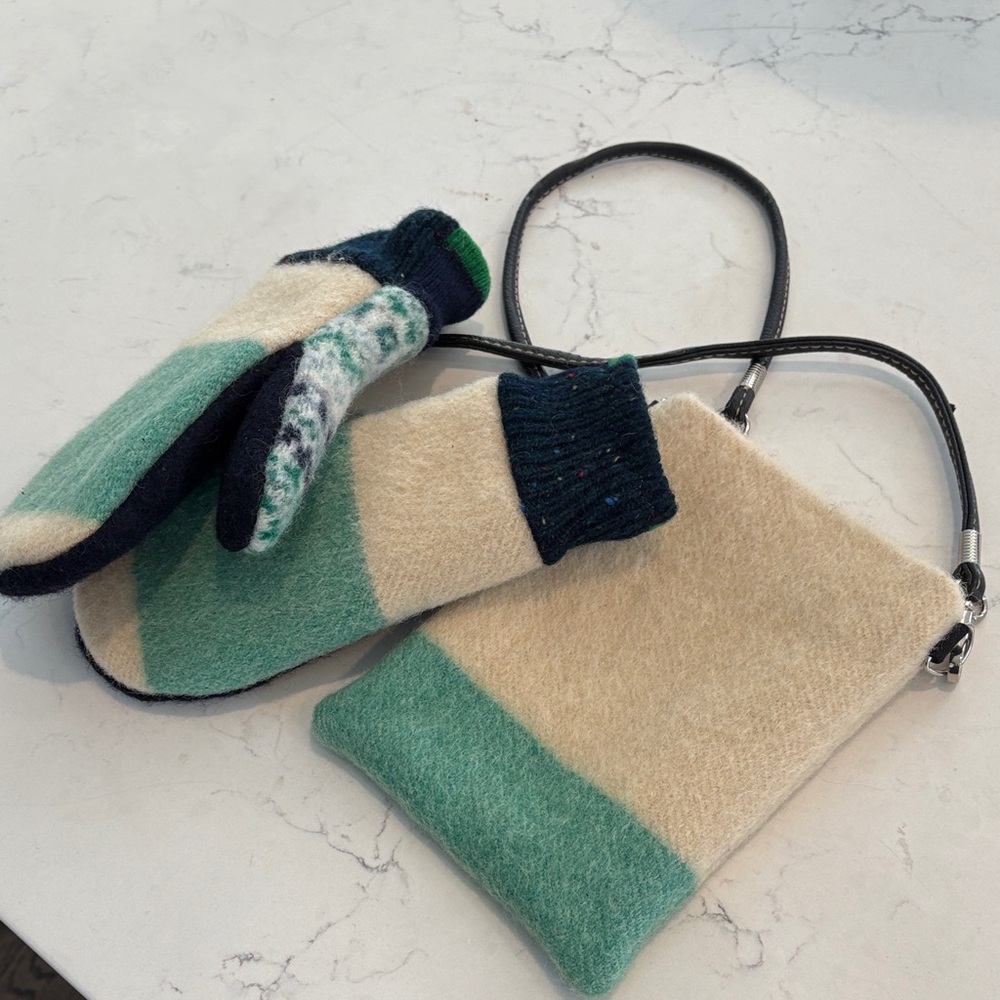 NEW Handmade Green and Cream Wool Women's Bag with Matching Mittens‎ Set